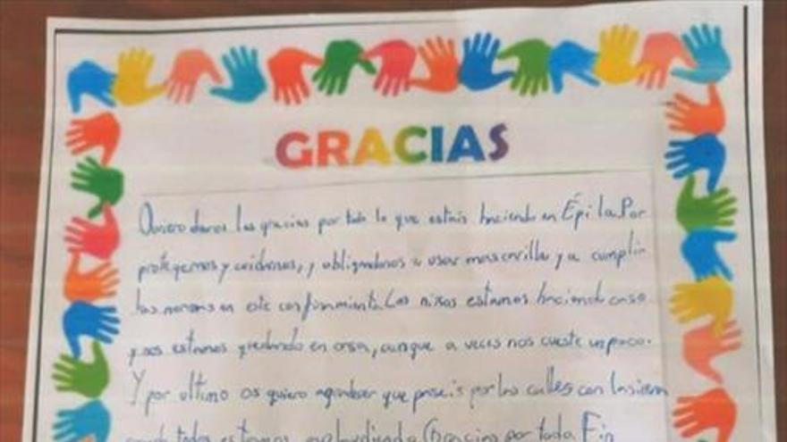 Los escolares escriben cartas de ánimo y agradecimiento