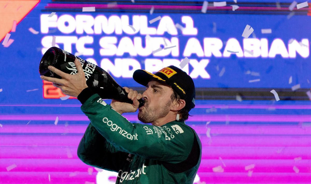 Alonso celebra su podio antes de conocer una sanción que finalmente fue revocada.