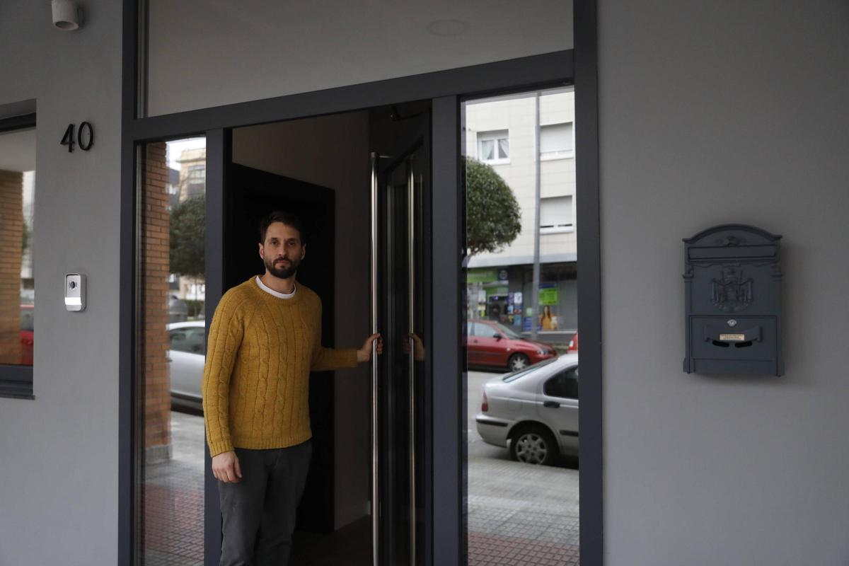 Los residentes de bajos comerciales convertidos en vivienda en Gijón, en imágenes