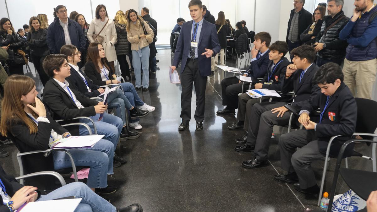 Adolescentes de Elche compiten por presentar el mejor discurso sobre si la UE debe tener ejército