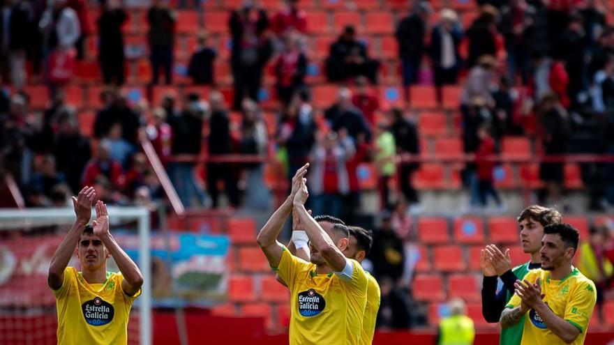 Los jugadores deportivistas saludan a la grada el domingo en Tarragona. |  // FELIPE MONDINO / LOF