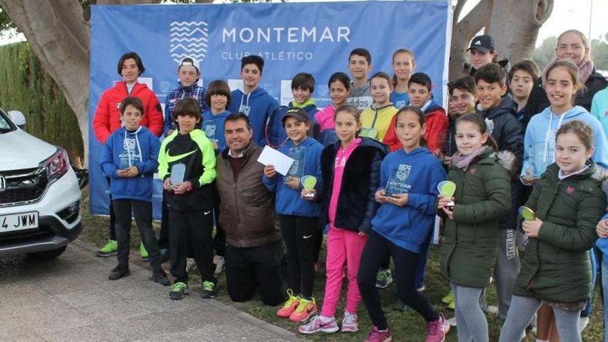 Iván Navarro posa junto a varios jóvenes participantes en el Torneo que lleva su nombre