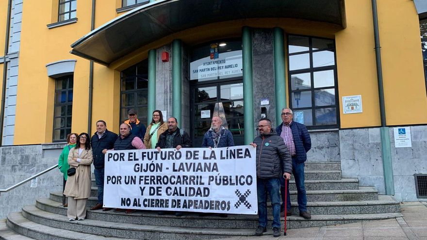 &quot;El futuro de la línea Gijón-Laviana no es cerrar apeaderos&quot;, claman los usuarios