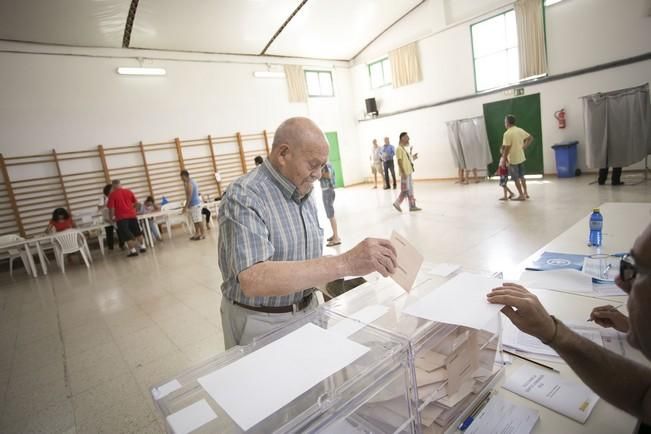 Electores canarios votando en Fuerteventura.