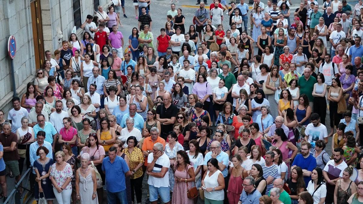 Decenas de personas mostraron su repulsa en Pozoblanco ante el crimen machista en una concentración celebrada la tarde del martes.