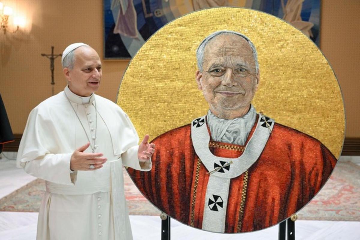 El Papa León XIV junto al nuevo mosaico