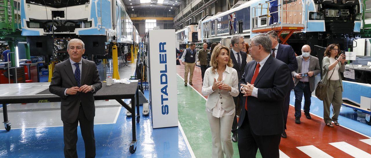 La ministra de Transportes, Raquel Sánchez, ha visitado hoy a la fábrica de Stadler en Valencia. /  JUAN CARLOS CÁRDENAS