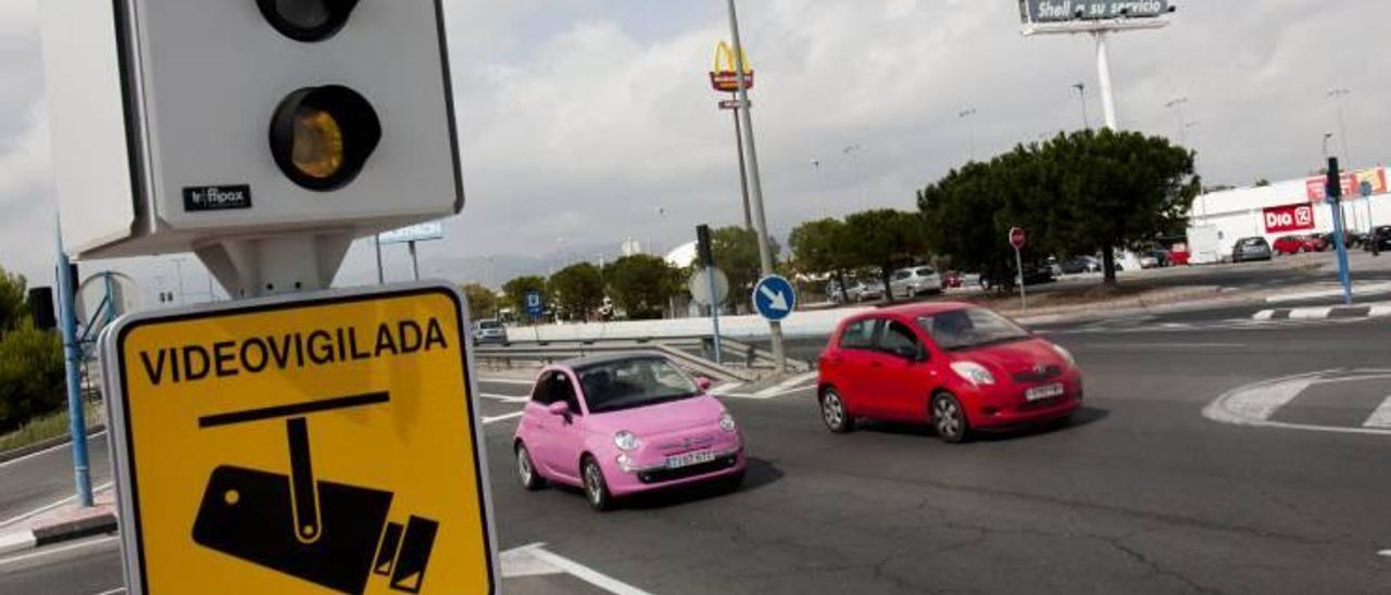 Dos vehículos pasan por delante del radar de la avenida de la Universidad de Alicante.