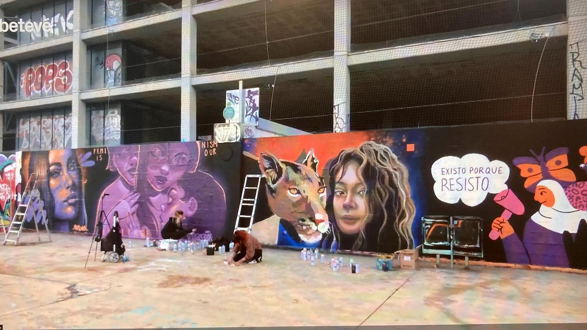 Una decena de artistas levantan la voz contra la violencia de género con un mural colectivo