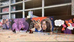 Una decena de artistas levantan la voz contra la violencia de género con un mural colectivo