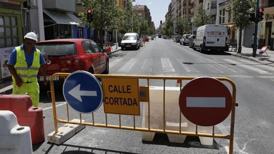 La avenida de Novelda permanece en buena parte cortada desde el pasado lunes, con motivo de las obras del colector.