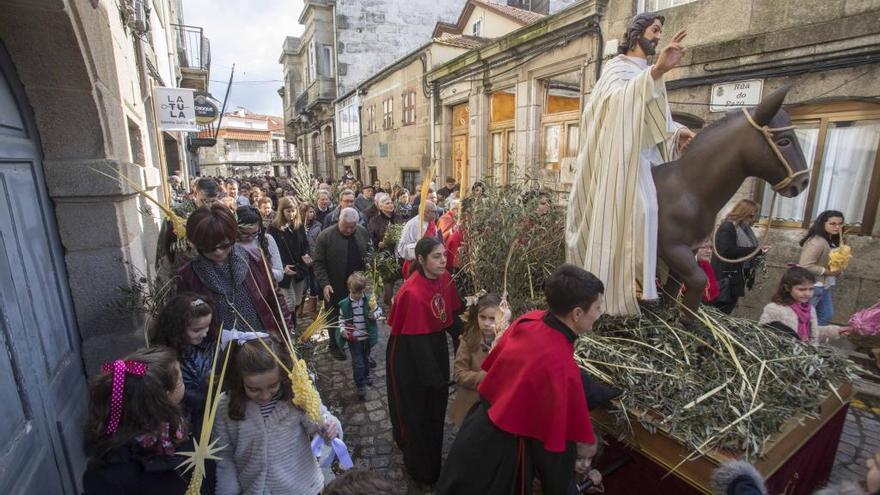 Los podólogos gallegos aconsejan a los cofrades preparar sus pies para el esfuerzo de Semana Santa