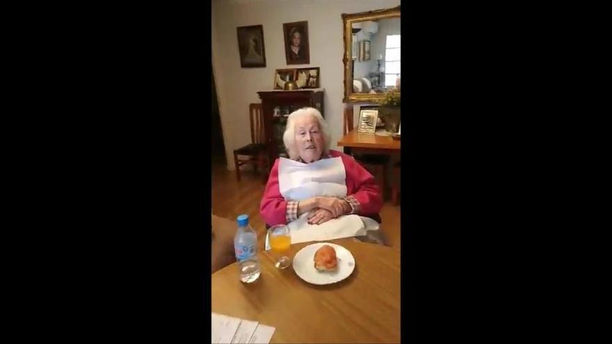 La 'abuela de las vías' se recupera en casa tras superar el coronavirus y ya busca peluquero