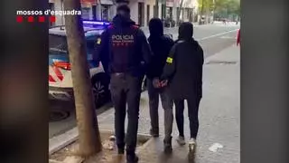 Los Mossos detienen a dos adultos y a un menor por quince robos de móviles en Barcelona