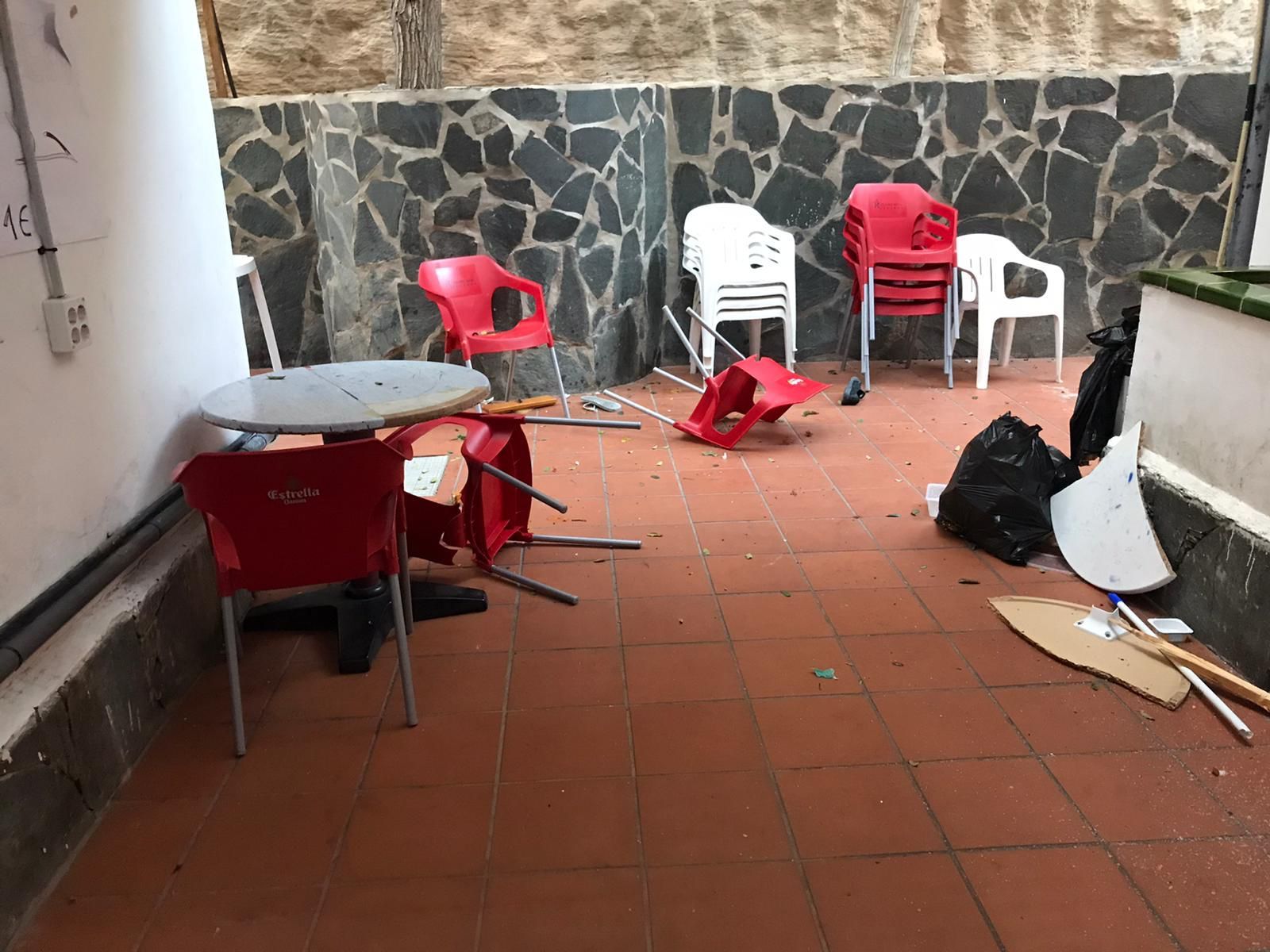 Destrozos en los apartamentos Puerto Bello, en Puerto Rico (Mogán)