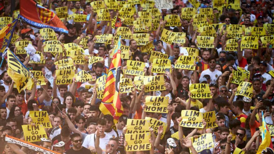 20.000 carteles de &quot;Lim Go Home&quot; para el partido ante el Betis