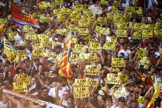 20.000 carteles de "Lim Go Home" para el partido ante el Betis