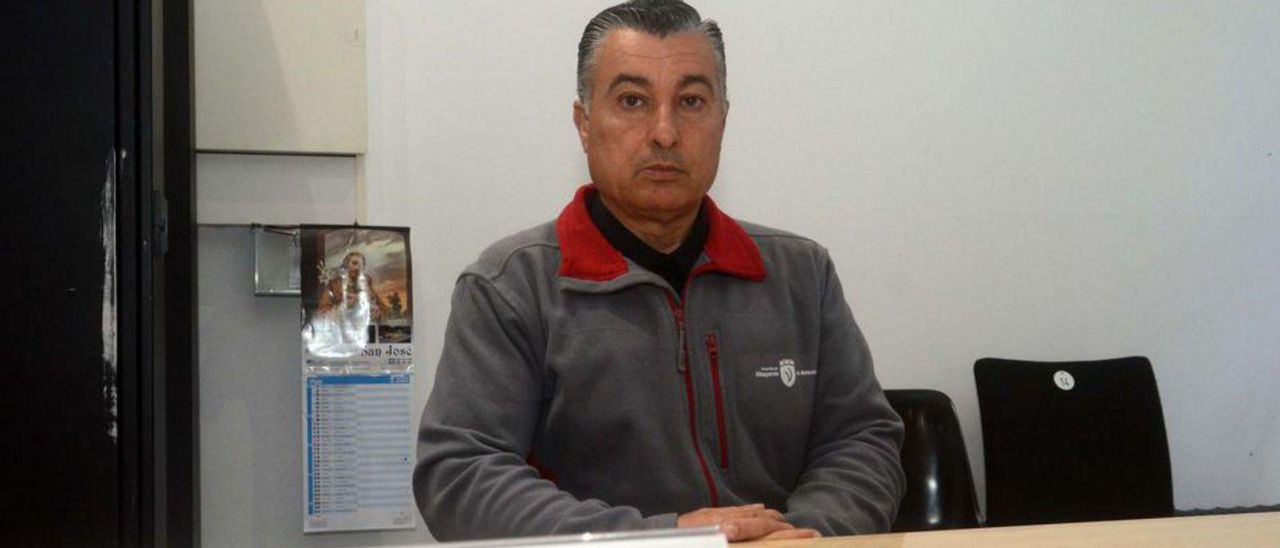 Manuel Durán, ayer, en su puesto de trabajo. | // NOÉ PARGA