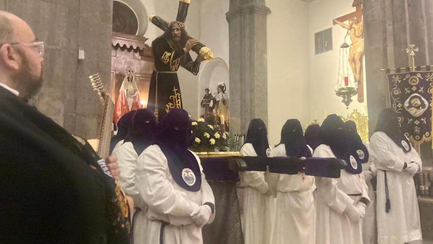 El vía crucis, a cubierto en la iglesia de Grado y empapado de devoción