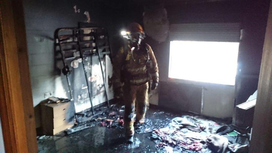 Un fuego causado por una estufa deja cuatro afectados en Petrer