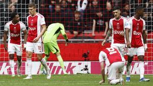 Los jugadores del Ajax, desolados, tras encajar un gol del AZ Alkmaar en el último partido de Liga.