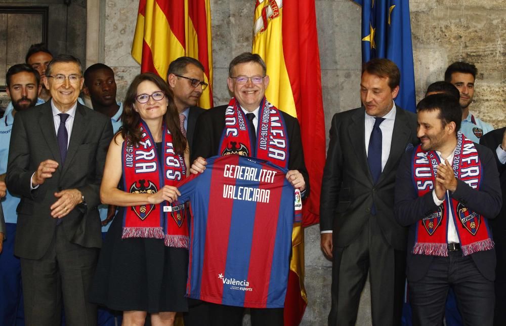 El Levante celebraron el ascenso en la Generalitat