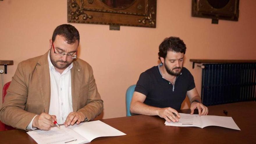 Adrián Barbón y Pablo Blanco firman la ayuda del Ayuntamiento de Laviana para el Descenso.