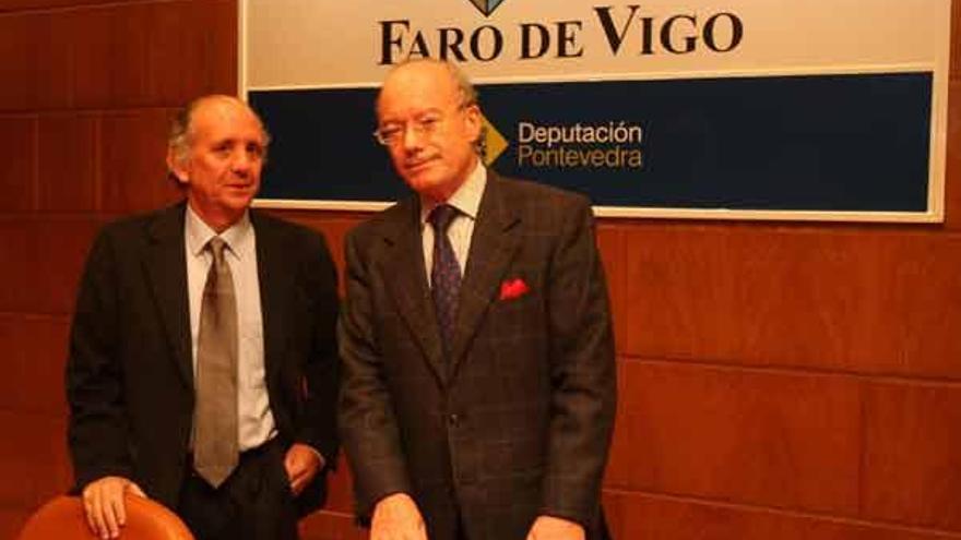 José Luis Feito (dcha.) fue presentado por el jefe de Economía de FARO, Luis Piñero.