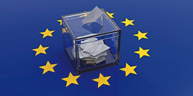 Una urna sobre una bandera de la UE.