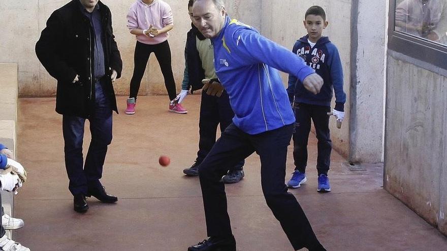 Fabra jugando a la pilota tras presidir el programa 'Pilota a l'Escola 2014/2015' en el Colegio de Educación Infantil y Primaria Federico Garcia Lorca en Alzira.