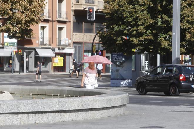 Salir a la calle en Zaragoza, un deporte de riesgo por la ola de calor