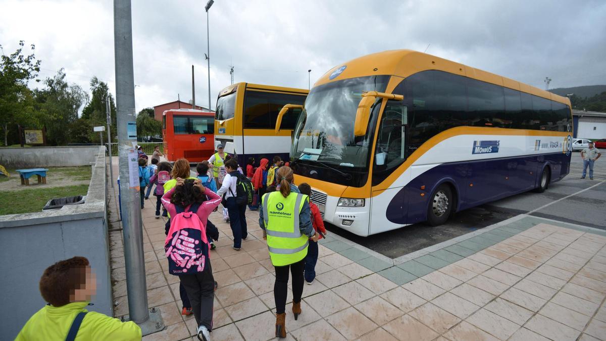 Transporte escolar con flota de Monbus en un centro de Poio.
