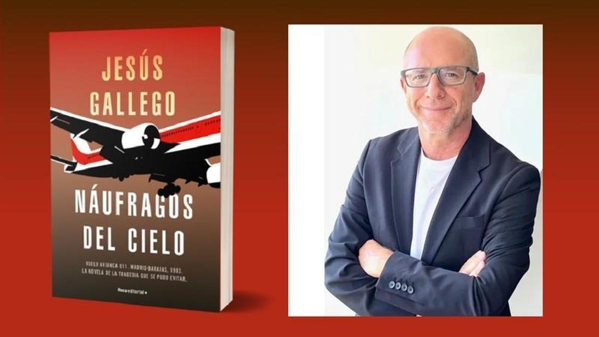 El periodista Jesús Gallego junto a su libro Naúfragos del cielo