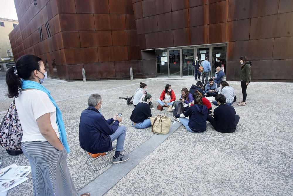 Cues en el primer dia de venda d'entrades de Temporada Alta