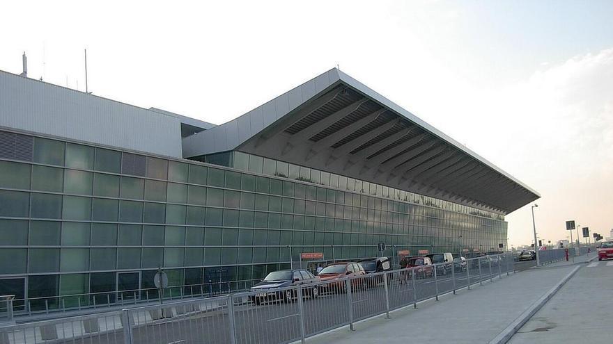 Detenido por abrir la puerta de un avión que salió de Tenerife rumbo a Varsovia y huir en el aeropuerto