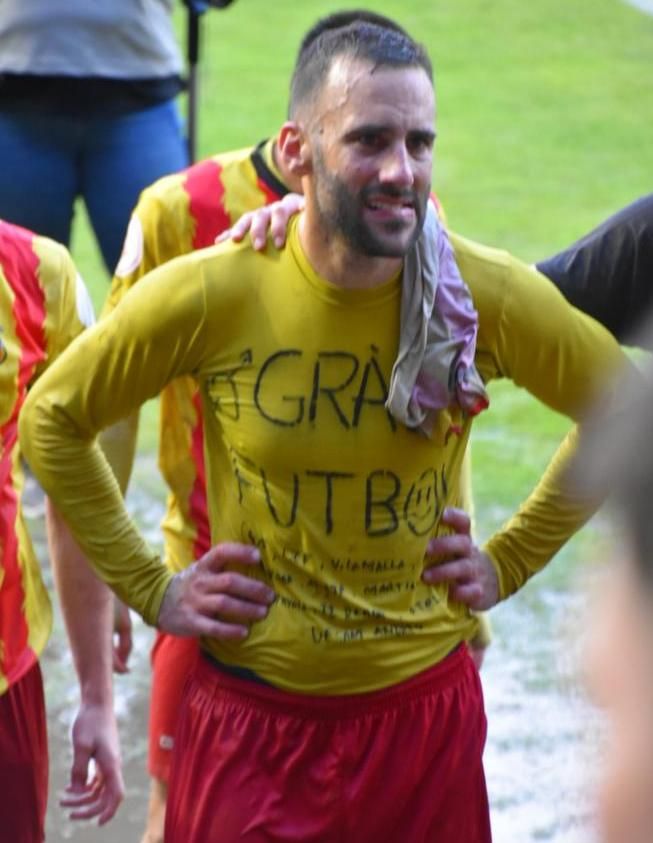 Arranz, emocionat al final del partit, amb una samarreta d'agraïment
