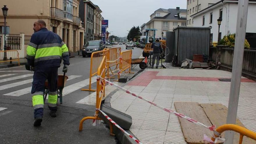 Operarios trabajando ayer en Tapia en la construcción de nuevas aceras.