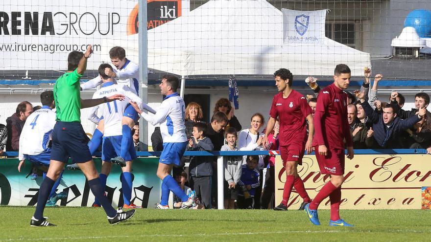 Los jugadores del Lagun Onak, a la izquierda, celebran el gol que les supuso la victoria.