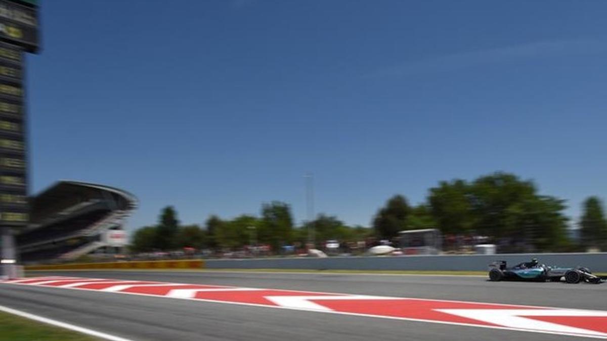 El Mercedes de Rosberg, sobre la pista del Circuit