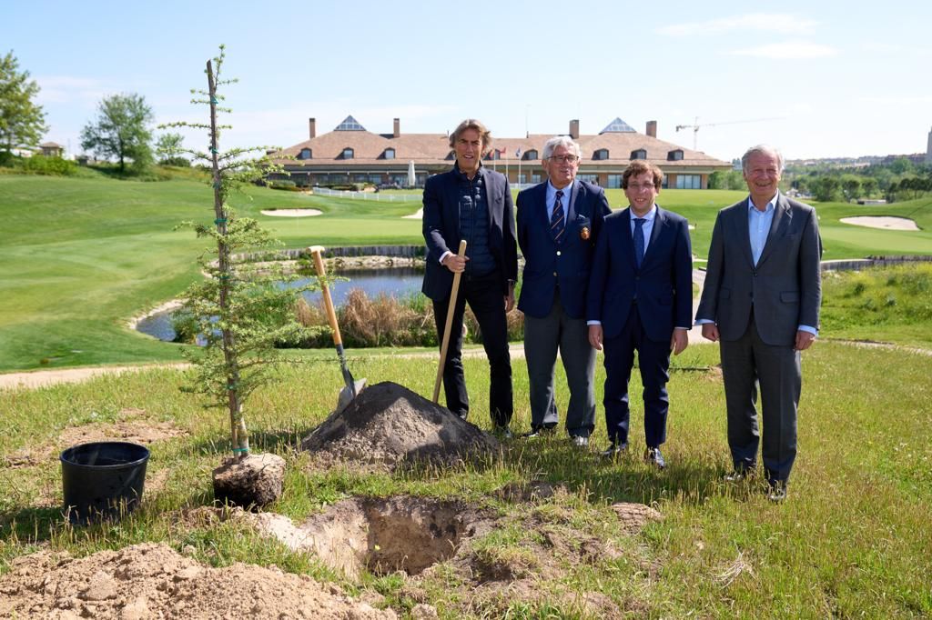 De izquierda a derecha, Gérard Tsobanian, presidente y CEO de Madrid Trophy Promotion; José Luis Martínez-Almeida, alcalde de Madrid; Gonzaga Escauriaza, presidente de la RFEG; y Joaquín Mollinedo, director general de Relaciones Institucionales, Comunicación y Marca de Acciona.