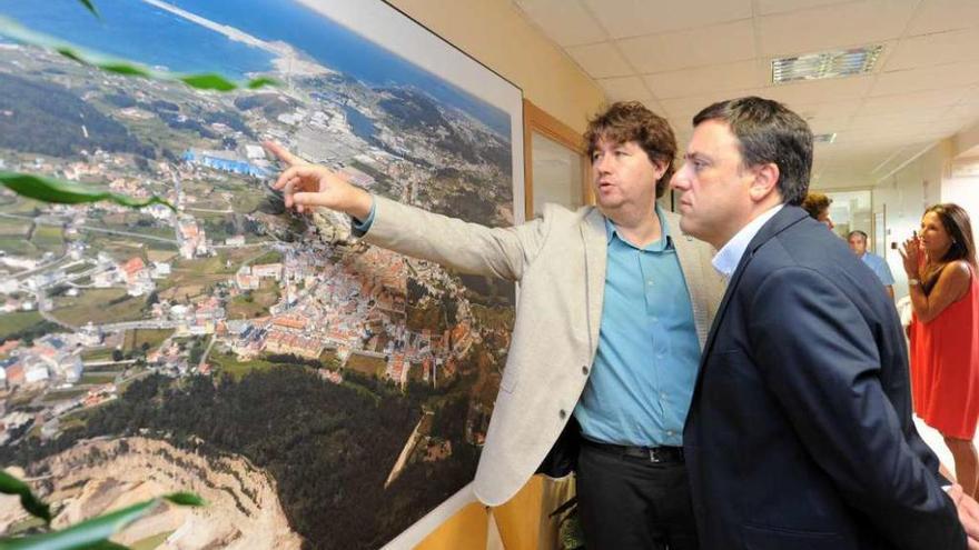 El alcalde, Carlos Calvelo, y el presidente de la Diputación, Valentín González, ayer en el Concello de Arteixo.