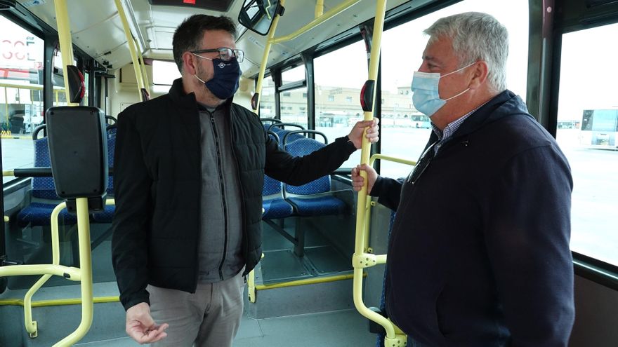 Los concejales socialistas en el Ayuntamiento de Málaga Jorge Quero (izq) y Salvador Trujillo (dcha) en un autobús de la EMT