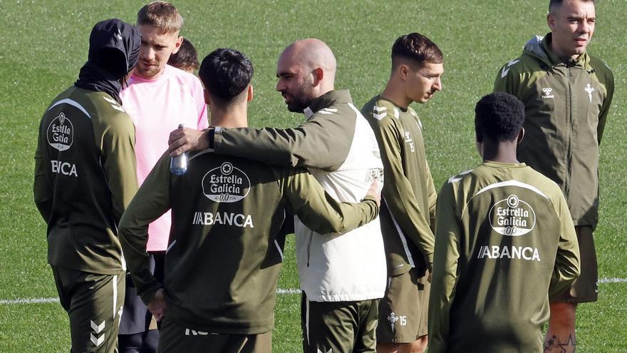 Giráldez charla con uno de sus jugadores, ayer.