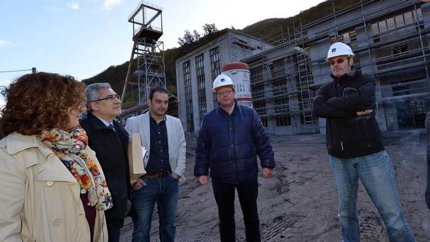 Por la izquierda, Beatriz González, Gaspar Llamazares, Manuel Ángel Álvarez y José Ramón Fernández, ayer, en La Rabaldana. j. r. silveira