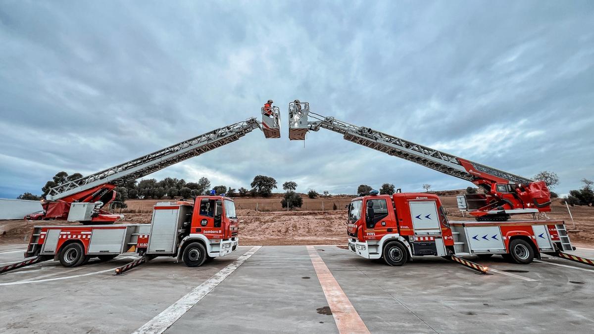 El vehicle d'autoescala antic i el nou al Parc de Bombers de Manresa