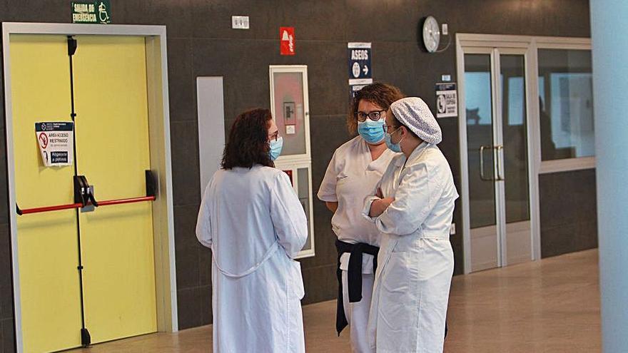 Personal sanitario en el Hospital de Ourense. |  // IÑAKI OSORIO