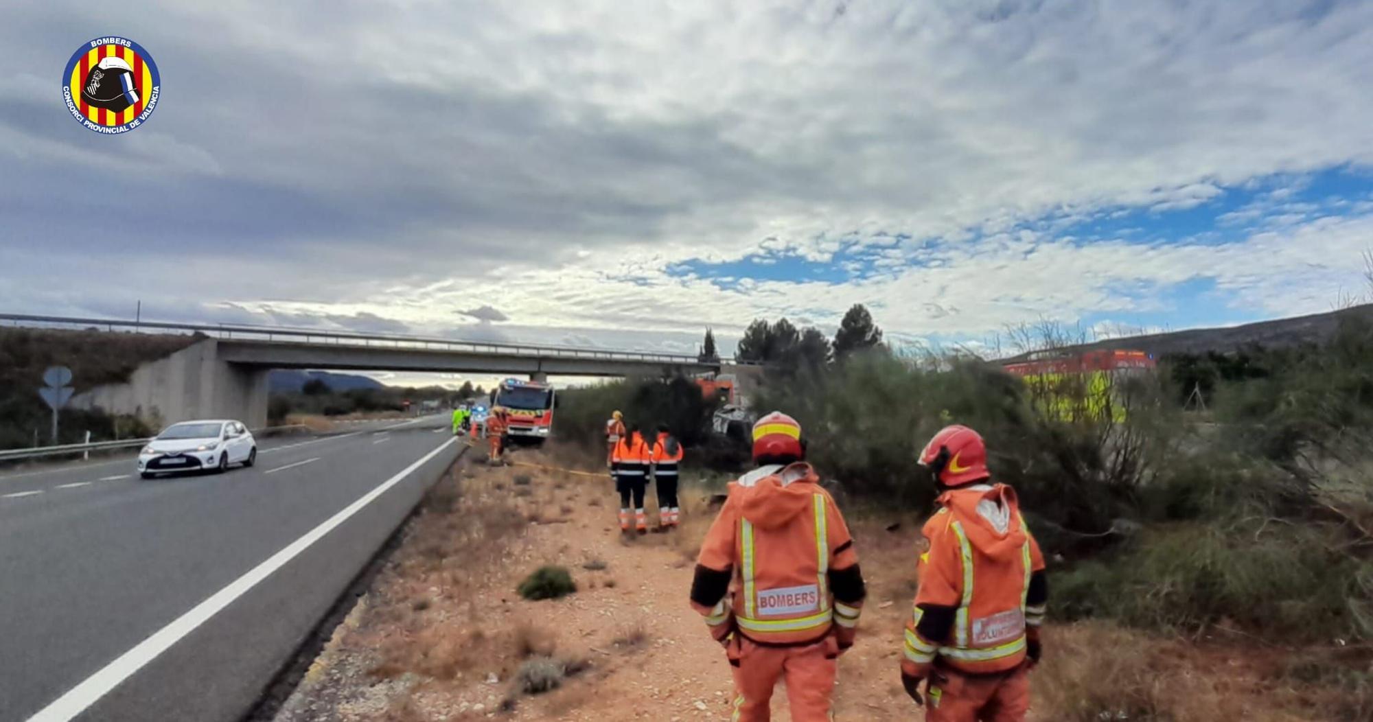 Un conductor fallece tras salirse de la vida e impactar contra la medianera en Vallada