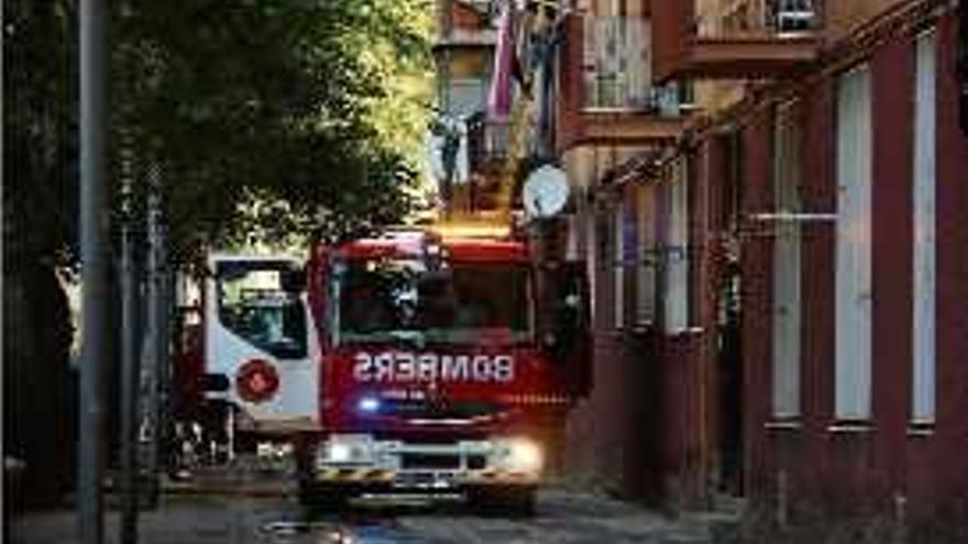 El Bombers, apagant el foc del pis del barri del Besòs.