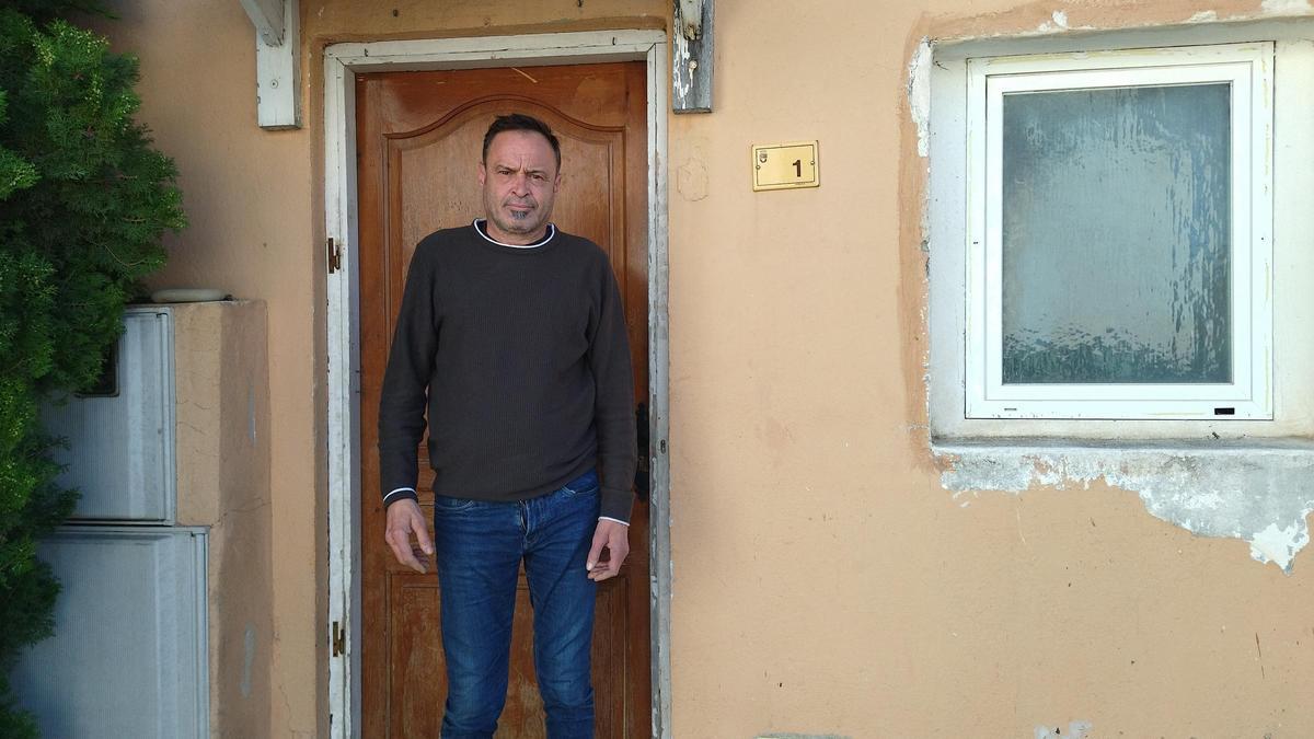 Antonio Crespo, en la puerta de la casa de Teulada en la que lleva viviendo 12 años