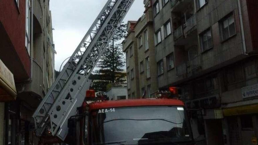 Actuación de los bomberos en el edificio. // Santos Álvarez